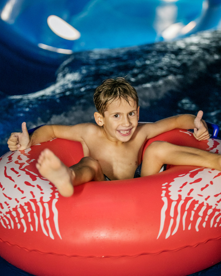 Junge in der Rutsche